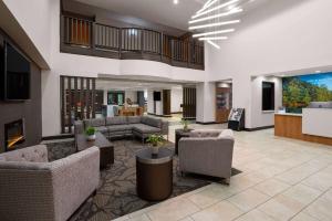 穆尔斯维尔La Quinta Inn & Suites by Wyndham Mooresville的带沙发和椅子的客厅以及大堂。