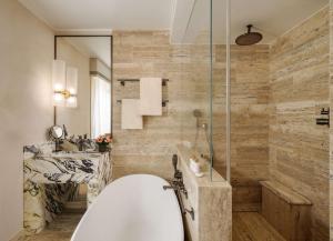 米兰米兰柏悦酒店的带浴缸和玻璃淋浴间的浴室。