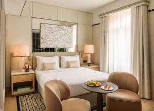 米兰米兰柏悦酒店的酒店客房带一张床、一张桌子和椅子