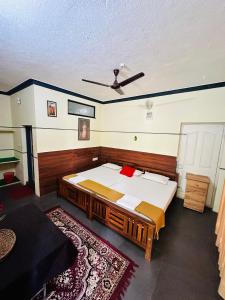 蒙纳Thoppil Homestay Munnar的一间卧室设有一张带天花板的大床