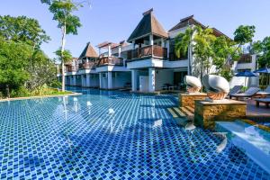 高兰Avani Plus Koh Lanta Krabi Resort的别墅前的游泳池