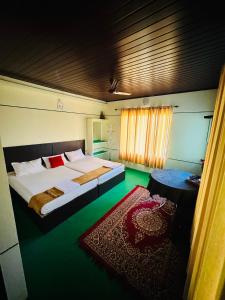 蒙纳Thoppil Homestay Munnar的一间卧室设有一张大床,铺有绿色地板
