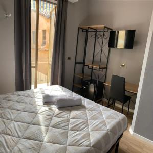 博洛尼亚Riva Reno 4 Rooms的一间卧室配有一张床、一张书桌和一个窗户。