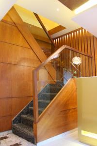 孟买MAROL METRO HOTEL MUMBAI的螺旋楼梯,位于带木墙的建筑中