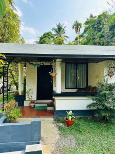 蒙纳Thoppil Homestay Munnar的房屋设有前廊和门廊