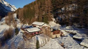 库马约尔Chalet Chez Louis vista Catena Monte Bianco sulle piste da sci的雪中房屋的空中景观