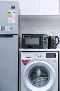 布哈拉Cozy Two-Storey House的以及带微波炉的洗衣机。