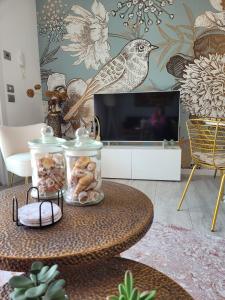 多马索Lago-apartment Midy, sfeervol, zwembad, airco的客厅配有咖啡桌和电视