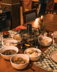NamcheMountain Lodges of Nepal - Namche的桌子上放着一碗食物的桌子
