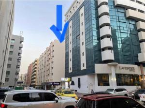 迪拜Yoi Pod Hostel的一条城市街道,汽车停在大楼前