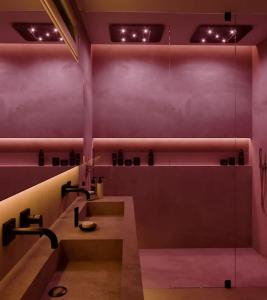 塞维利亚CasaKary的粉红色的浴室设有水槽和淋浴