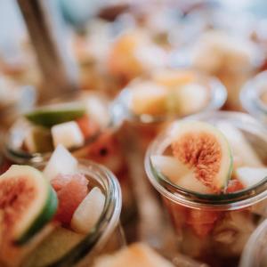 布罗登巴赫佩菲尔餐厅酒店的一组装满水果的小玻璃杯