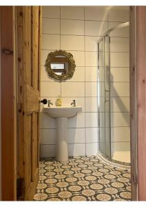 CloseburnScottish Organic Farm Cottage的一间带水槽和镜子的浴室