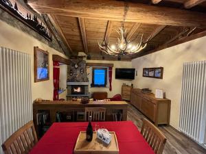库马约尔Chalet Chez Louis vista Catena Monte Bianco sulle piste da sci的一间带桌椅和电视的用餐室