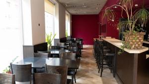 巴塞罗那Hotel Coronado的一间带桌椅的餐厅和一间酒吧