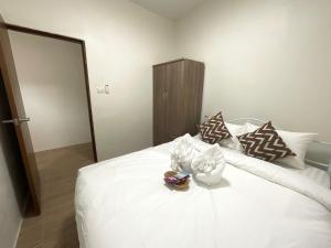班拉克海滩Yourbed & House的一间卧室配有带白色床单和枕头的床。