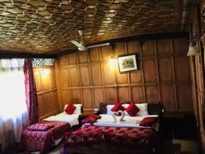 斯利那加Aliflaila Laila Group of Houseboats , Srinagar的客房 - 带两张带红色枕头的床
