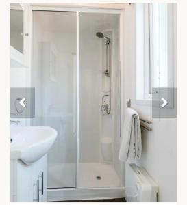GoedereedeGoederee 140 no companies recreational use only的带淋浴和盥洗盆的白色浴室