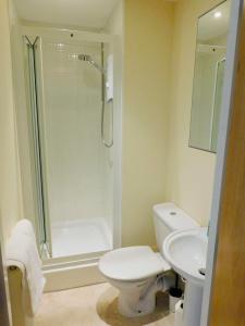 佩斯利Modern 2 Bed Apartment Close to Gla Airport & M8的带淋浴、卫生间和盥洗盆的浴室