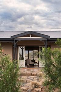 格拉夫-里内特Samara Karoo Reserve的一座带黑色屋顶和庭院的房子