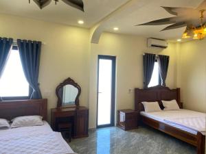 波来古市SAIGON - PLEIKU HOTEL的一间卧室设有两张床和天花板