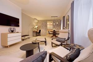 罗马4BNB - Ponte Milvio Apartment的带沙发和电视的客厅