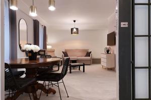罗马4BNB - Ponte Milvio Apartment的客厅配有桌子和沙发