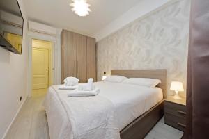 罗马4BNB - Ponte Milvio Apartment的一间卧室配有一张大床和毛巾