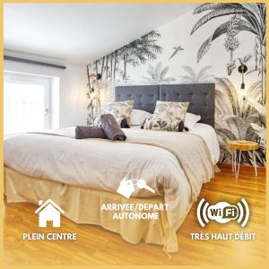 勒布伊Le Raphaël的一间卧室配有一张带棕榈壁纸的大床