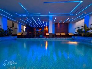 芽庄Daisy Flower Nha Trang的蓝色灯光的酒店游泳池