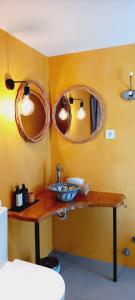 阿尔热祖尔Monte da Urze Aljezur的浴室设有水槽和墙上的两面镜子