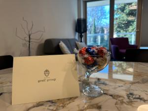 的里雅斯特Grand Apartment Sissi的一张纸牌桌子上放着一碗水果