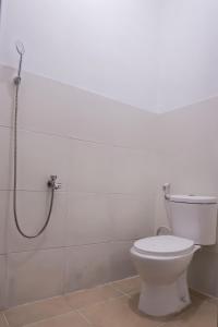 沙马林达Super OYO 92626 Good Sleep 4 Inn Dcos Syariah的一间带卫生间和淋浴的浴室