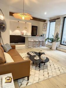 阿维尼翁Appartement de charme avec cour的客厅配有沙发和桌子