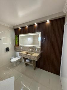 若阿萨巴Hotel Joaçaba的一间带水槽、卫生间和镜子的浴室