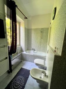 瓦雷泽Villa Moia的浴室配有两个盥洗盆和浴缸。