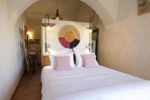维拉诺瓦德卡塞拉Quinta Baltazar Casa particular的卧室配有白色床和粉红色枕头