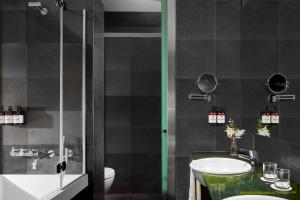 马德里NH马德里拉斯塔布拉斯酒店的一间带水槽和淋浴的浴室