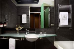 马德里NH马德里拉斯塔布拉斯酒店的一间带水槽和镜子的浴室
