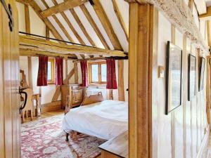 霍舍姆Walnut Barn - Horsham的卧室配有一张床