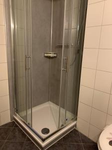 奥斯赛拜-屈隆斯博恩Yachthafenresidenz-Wohnung-8106-9412的浴室里设有玻璃门淋浴