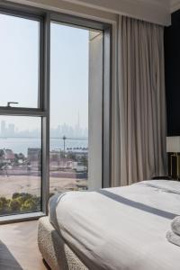 迪拜Burj Khalifa View & Creek lagoon的一间卧室设有一张床和一个大窗户