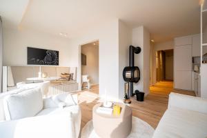 诺伊霍夫Quartier am Strand - App 05的客厅配有白色家具和电视