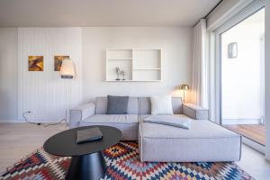 诺伊霍夫Quartier am Strand - App 04的客厅配有沙发和桌子