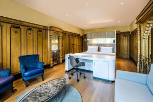 阿姆斯特丹阿姆斯特丹席勒NH酒店的客房设有一张床、一张桌子和椅子。