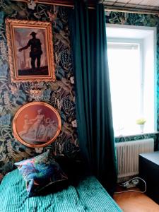 KvidingeVilla Signedal Hostel的一间卧室设有一张带照片的墙壁和一张床