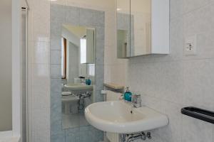 布雷佐内加尔达Garda Doma的白色的浴室设有水槽和镜子