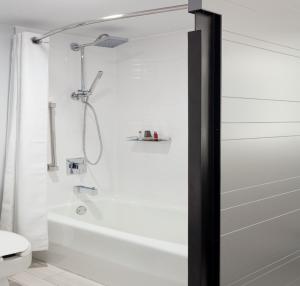 奥兰多奥兰多世界中心万豪酒店 的带淋浴和卫生间的白色浴室