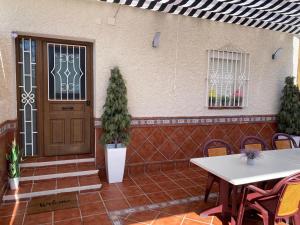 马拉加Casa encantadora y confortable en Málaga.的一个带门和桌椅的庭院