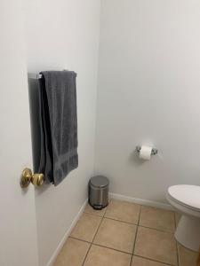 印第安纳波利斯Sweet Home IN的一间带卫生间的浴室和门上的毛巾